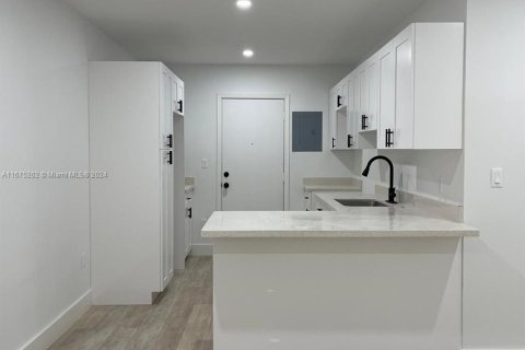 Apartamento en alquiler en Miami, Florida, 2 dormitorios, 69.68 m2 № 1399016 - foto 10