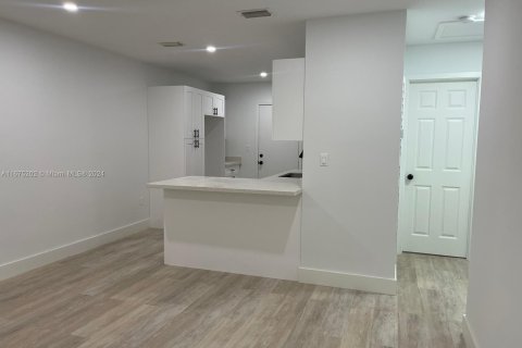 Apartamento en alquiler en Miami, Florida, 2 dormitorios, 69.68 m2 № 1399016 - foto 5