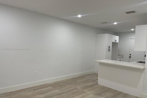 Apartamento en alquiler en Miami, Florida, 2 dormitorios, 69.68 m2 № 1399016 - foto 4