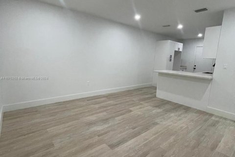 Apartamento en alquiler en Miami, Florida, 2 dormitorios, 69.68 m2 № 1399016 - foto 3