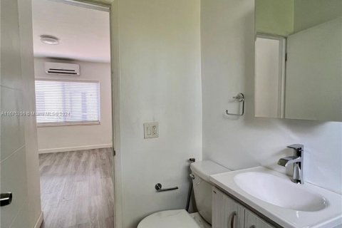 Casa en alquiler en Miami, Florida, 1 dormitorio, 162.39 m2 № 1399018 - foto 11