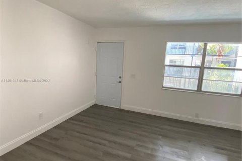 Condo in North Miami, Florida, 1 bedroom  № 715962 - photo 5