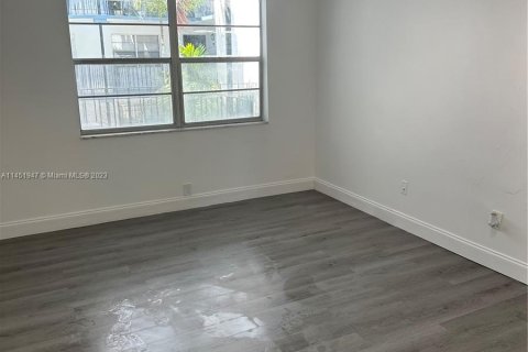 Condo in North Miami, Florida, 1 bedroom  № 715962 - photo 2