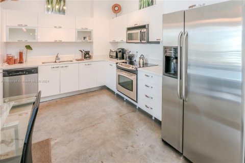 Condo in Miami, Florida, 1 bedroom  № 1366960 - photo 1