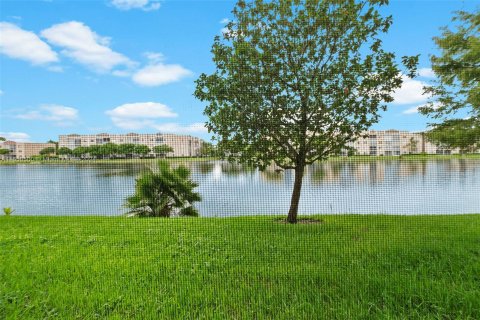 Condo in Tamarac, Florida, 3 bedrooms  № 1332642 - photo 8