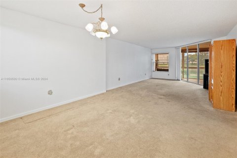 Condo in Tamarac, Florida, 3 bedrooms  № 1332642 - photo 4