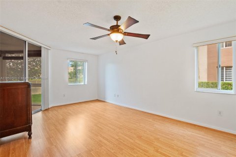 Condo in Tamarac, Florida, 3 bedrooms  № 1332642 - photo 17