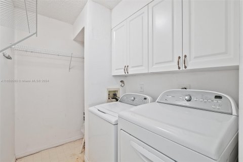 Condo in Tamarac, Florida, 3 bedrooms  № 1332642 - photo 27