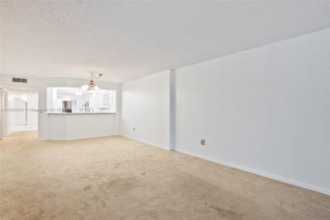 Condo in Tamarac, Florida, 3 bedrooms  № 1332642 - photo 9