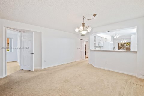 Condo in Tamarac, Florida, 3 bedrooms  № 1332642 - photo 10