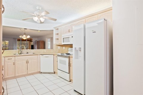 Condo in Tamarac, Florida, 3 bedrooms  № 1332642 - photo 14