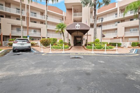 Condo in Tamarac, Florida, 3 bedrooms  № 1332642 - photo 1