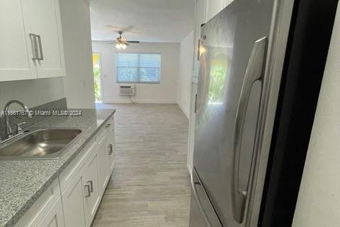 Immobilier commercial à vendre à North Miami Beach, Floride: 227.61 m2 № 1101400 - photo 3