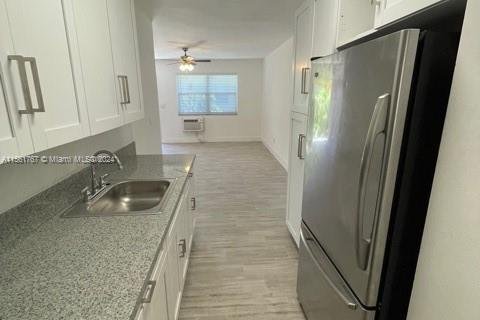 Immobilier commercial à vendre à North Miami Beach, Floride: 227.61 m2 № 1101400 - photo 4