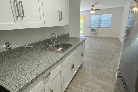 Immobilier commercial à vendre à North Miami Beach, Floride: 227.61 m2 № 1101400 - photo 2
