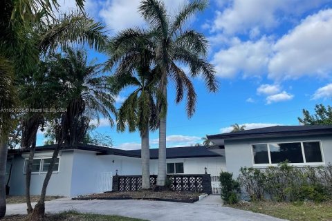 Villa ou maison à louer à Hollywood, Floride: 3 chambres, 238.85 m2 № 1367389 - photo 1