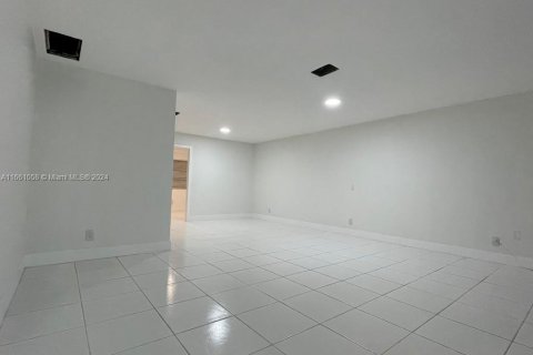 House in Hollywood, Florida 3 bedrooms, 238.85 sq.m. № 1367389 - photo 5