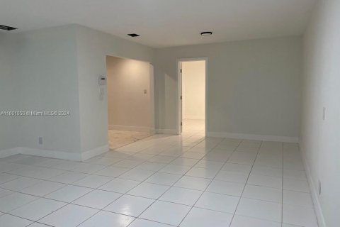 House in Hollywood, Florida 3 bedrooms, 238.85 sq.m. № 1367389 - photo 4