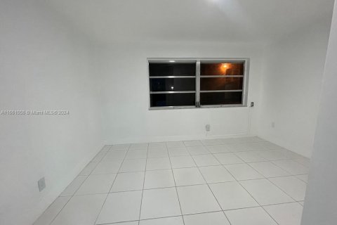 House in Hollywood, Florida 3 bedrooms, 238.85 sq.m. № 1367389 - photo 10