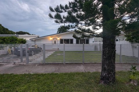 House in Miami, Florida 3 bedrooms, 196.95 sq.m. № 1367392 - photo 2