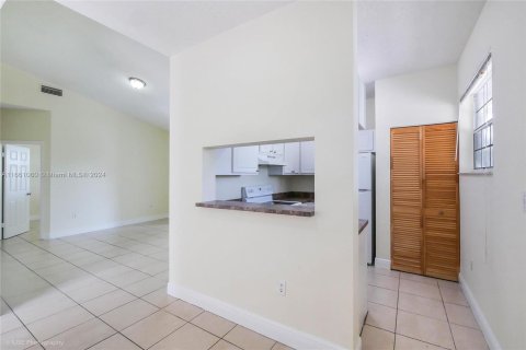 Copropriété à louer à Pembroke Pines, Floride: 3 chambres, 101.54 m2 № 1367391 - photo 2