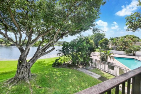 Copropriété à louer à Pembroke Pines, Floride: 3 chambres, 101.54 m2 № 1367391 - photo 1