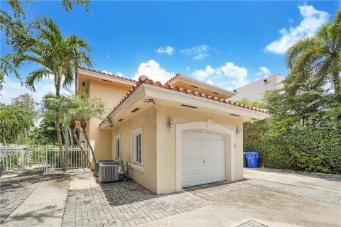 House in Miami, Florida 4 bedrooms, 297.75 sq.m. № 580382 - photo 25