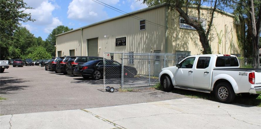 Commercial property in Tampa, Florida 371.61 sq.m. № 644211