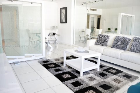 Condo in Miami Beach, Florida, 1 bedroom  № 4484 - photo 2