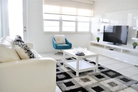 Condominio en alquiler en Miami Beach, Florida, 1 dormitorio, 77.57 m2 № 4484 - foto 1