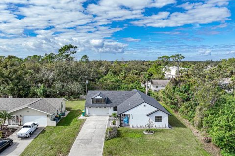 House in Port Charlotte, Florida 3 bedrooms, 159.42 sq.m. № 926709 - photo 2