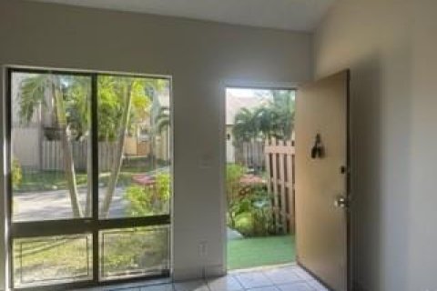 Townhouse in North Miami Beach, Florida 4 bedrooms, 141.68 sq.m. № 1004916 - photo 11