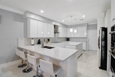 Villa ou maison à vendre à Pembroke Pines, Floride: 6 chambres, 267.47 m2 № 1375483 - photo 7