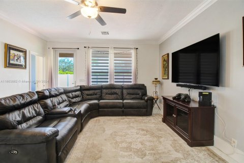 Villa ou maison à vendre à Pembroke Pines, Floride: 6 chambres, 267.47 m2 № 1375483 - photo 11