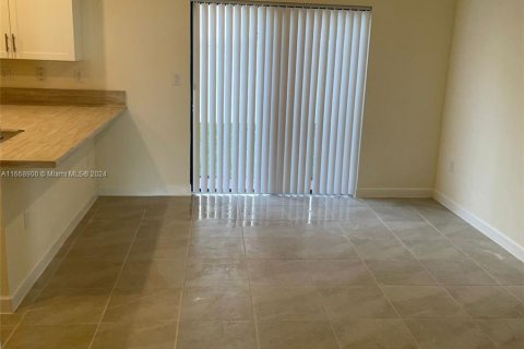 Adosado en venta en Hialeah, Florida, 3 dormitorios, 153.29 m2 № 1386301 - foto 4