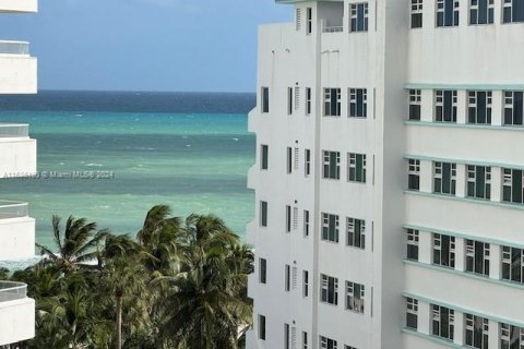 Condo in Miami Beach, Florida, 2 bedrooms  № 1423999 - photo 1