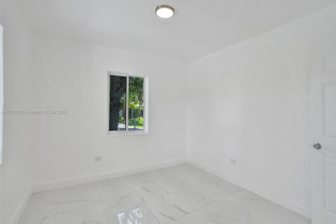 House in Biscayne Park, Florida 6 bedrooms, 164.25 sq.m. № 1160138 - photo 22