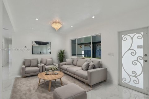 Casa en venta en Biscayne Park, Florida, 6 dormitorios, 164.25 m2 № 1160138 - foto 8
