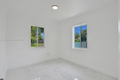 House in Biscayne Park, Florida 6 bedrooms, 164.25 sq.m. № 1160138 - photo 23