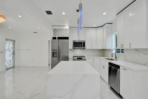 Casa en venta en Biscayne Park, Florida, 6 dormitorios, 164.25 m2 № 1160138 - foto 15