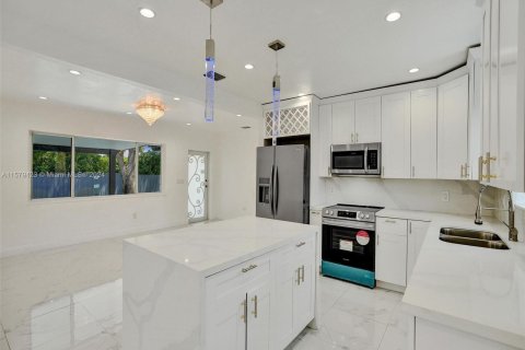 House in Biscayne Park, Florida 6 bedrooms, 164.25 sq.m. № 1160138 - photo 14