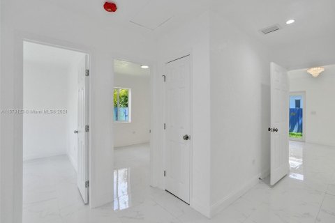Casa en venta en Biscayne Park, Florida, 6 dormitorios, 164.25 m2 № 1160138 - foto 30