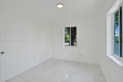 House in Biscayne Park, Florida 6 bedrooms, 164.25 sq.m. № 1160138 - photo 24