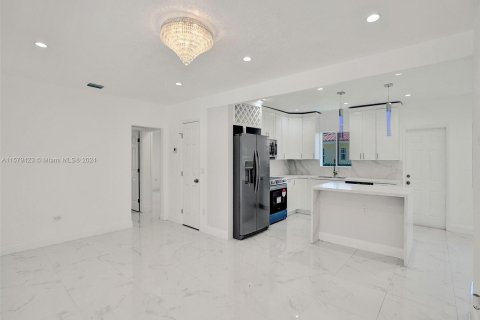 Casa en venta en Biscayne Park, Florida, 6 dormitorios, 164.25 m2 № 1160138 - foto 13