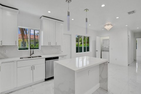 Casa en venta en Biscayne Park, Florida, 6 dormitorios, 164.25 m2 № 1160138 - foto 17