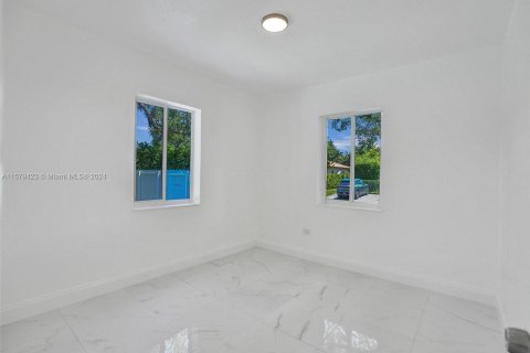 House in Biscayne Park, Florida 6 bedrooms, 164.25 sq.m. № 1160138 - photo 19