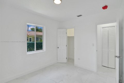 House in Biscayne Park, Florida 6 bedrooms, 164.25 sq.m. № 1160138 - photo 26