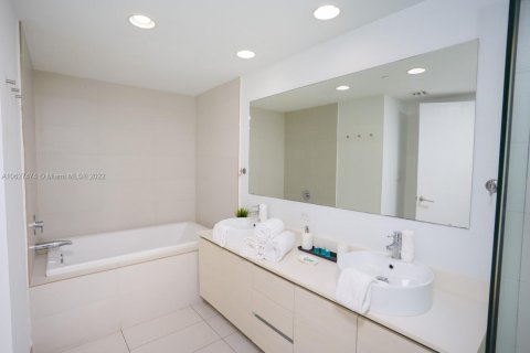 Condominio en venta en Hallandale Beach, Florida, 3 dormitorios, 146.51 m2 № 1261 - foto 16