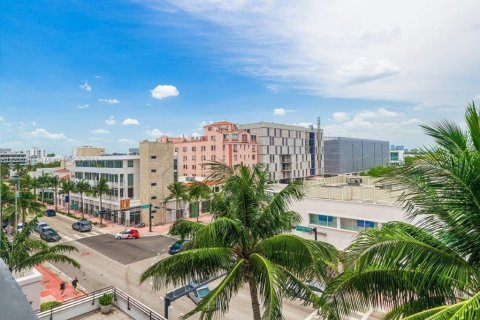 Condo in Miami Beach, Florida  № 8288 - photo 25