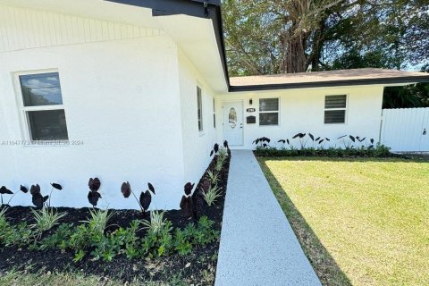 Casa en venta en Miami, Florida, 3 dormitorios, 120.03 m2 № 1330328 - foto 3